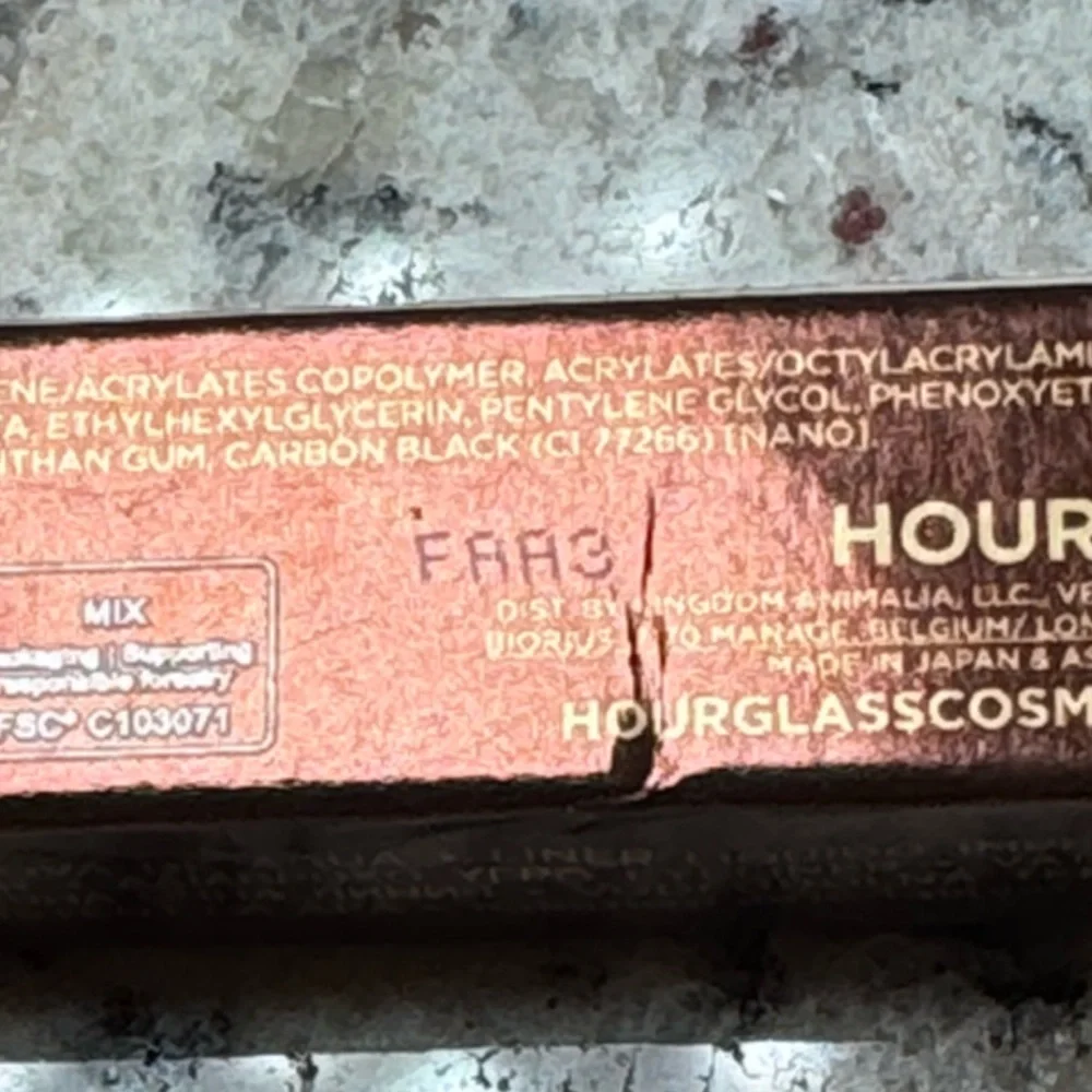 Hourglass eyeliner fine